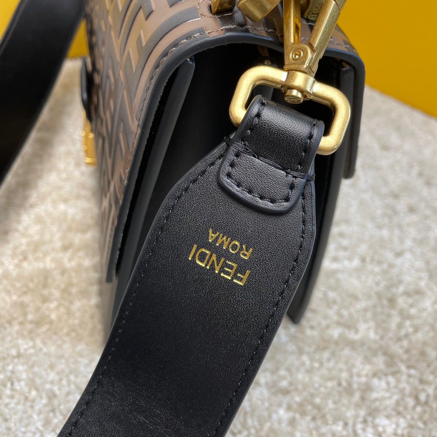 Fendi Tasche Kan U Shoulder Bag