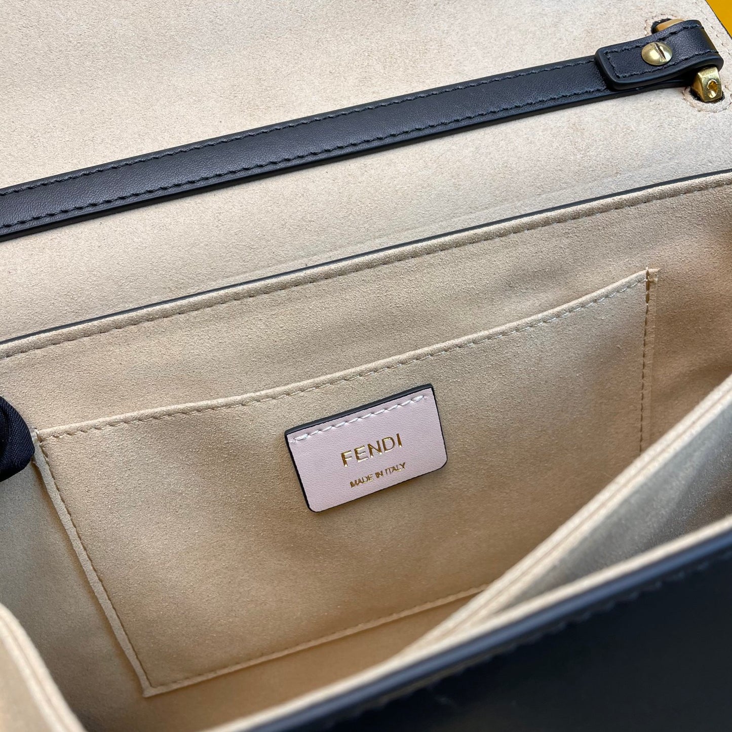 Fendi Tasche Kan U Shoulder Bag