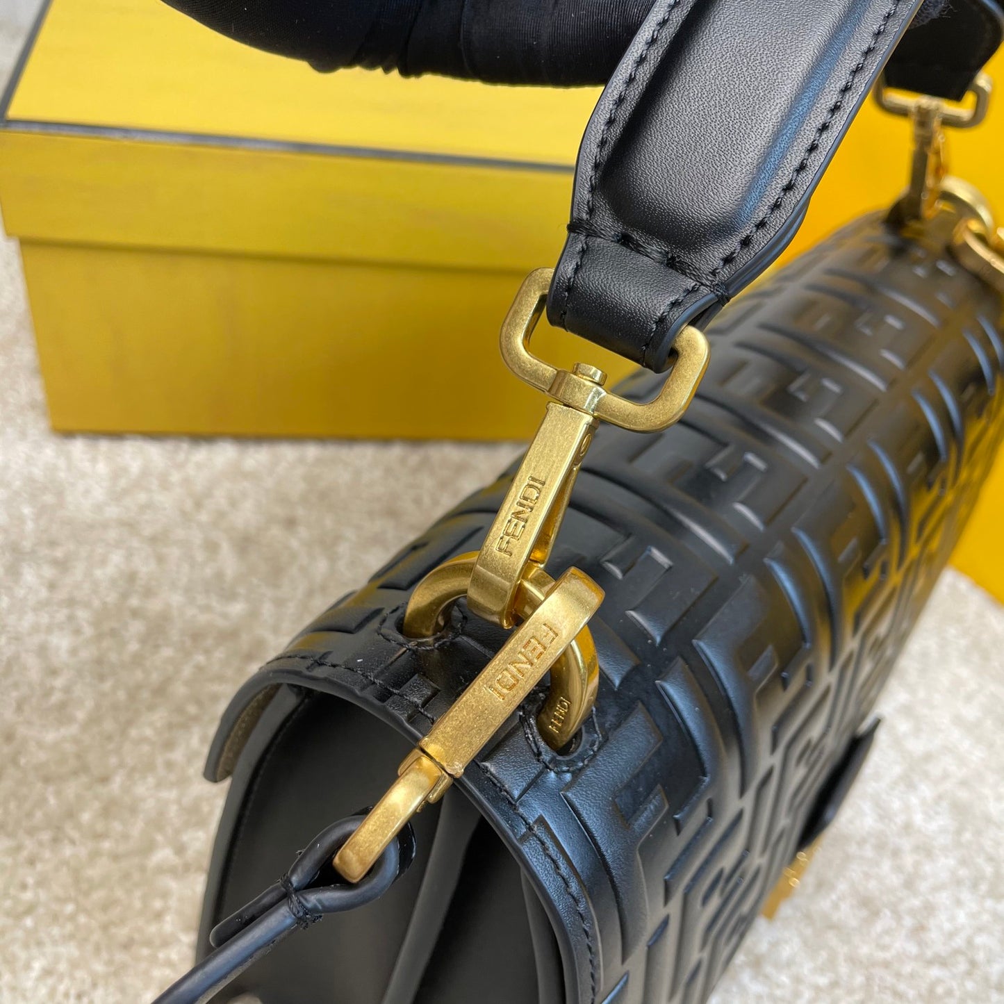 Fendi Tasche Kan U Shoulder Bag