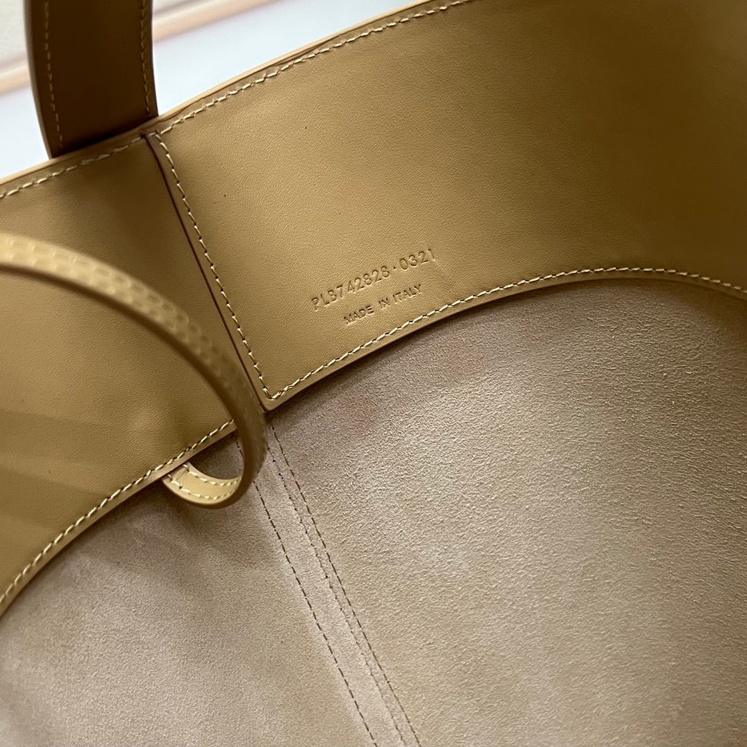 Ysl Saint Laurent LE 37 Bucket Bag