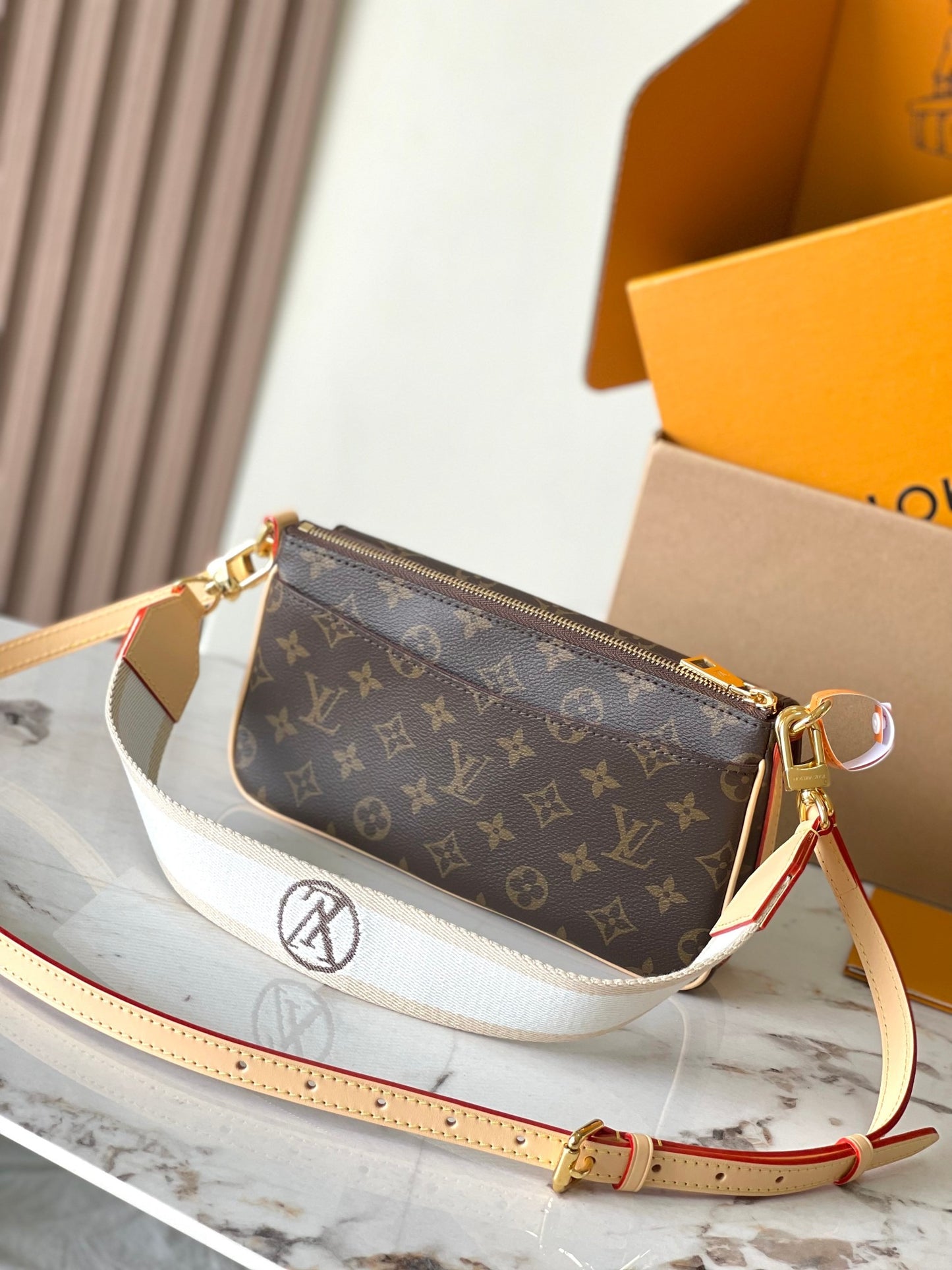 Lv Louis Vuitton Vivacité Monogram Canvas